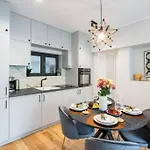 شقة Sunny 2br Flat - Location - 3 Balconies