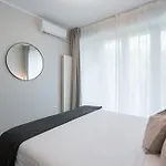 Sunny 2br Flat - Location - 3 Balconies شقة *