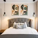 شقة Sunny 2br Flat - Location - 3 Balconies *