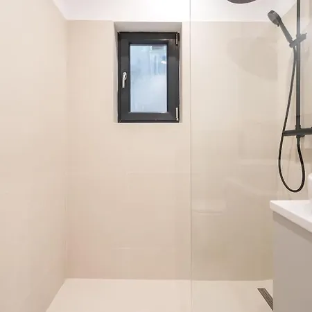 Sunny 2br Flat - Location - 3 Balconies