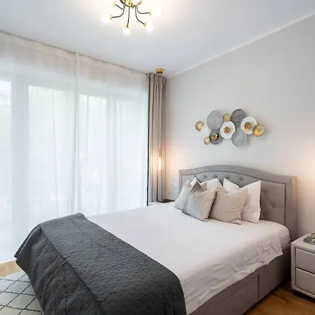Sunny 2br Flat - Location - 3 Balconies Apartment