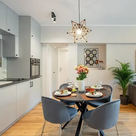 Sunny 2br Flat - Location - 3 Balconies