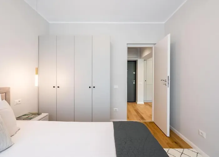 Sunny 2br Flat - Location - 3 Balconies