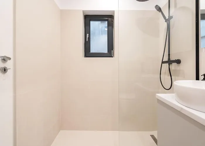 Sunny 2br Flat - Location - 3 Balconies