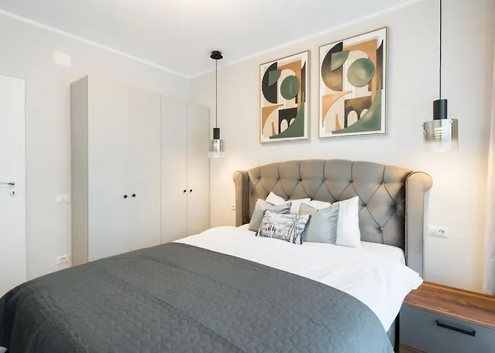 Sunny 2br Flat - Location - 3 Balconies *