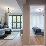 Sunny 2br Flat - Location - 3 Balconies Lejlighed