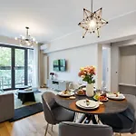 Sunny 2br Flat - Location - 3 Balconies Lejlighed