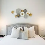 Sunny 2br Flat - Location - 3 Balconies Lejlighed